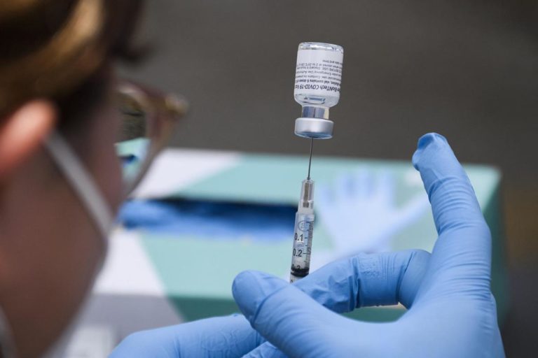 Covid, vaccinati sono meno contagiosi: lo studio