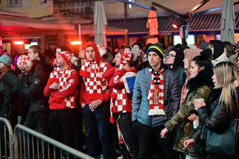 Croazia, la tristezza dei tifosi per la sconfitta contro l’Argentina ai Mondiali (foto)