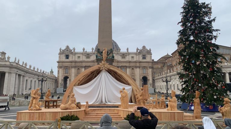 Le luci di Dean Skira nel presepe in Vaticano