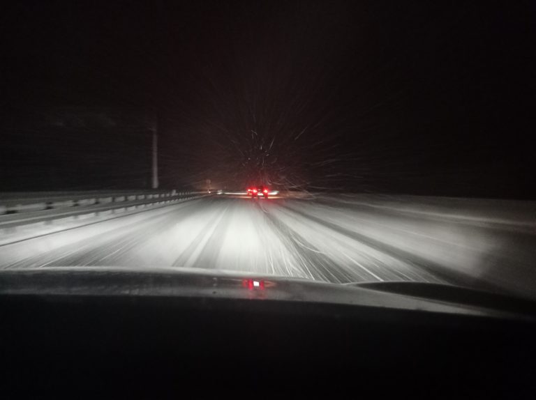 Neve in Gorski kotar. L’asfalto dell’autostrada Zagabria-Fiume torna a imbiancarsi (foto e video)