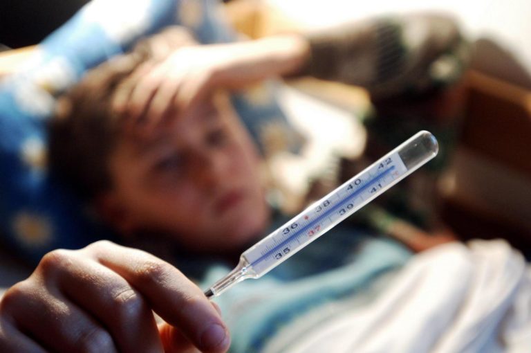 Influenza australiana 2022, virus ‘minaccia’ Natale: incubazione, sintomi, cura