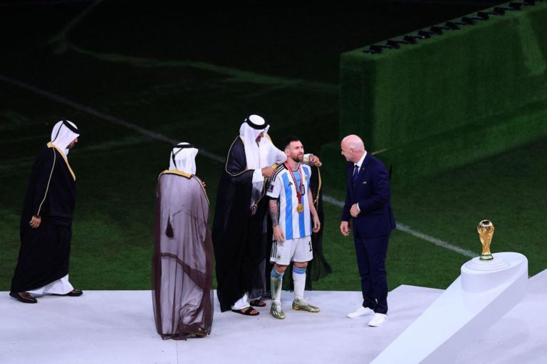 Messi alza la coppa vestito da arabo, maglia coperta e polemiche
