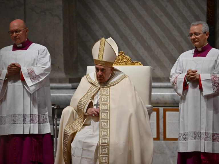 Benedetto XVI, l’omaggio del Papa: “Persona nobile e gentile”