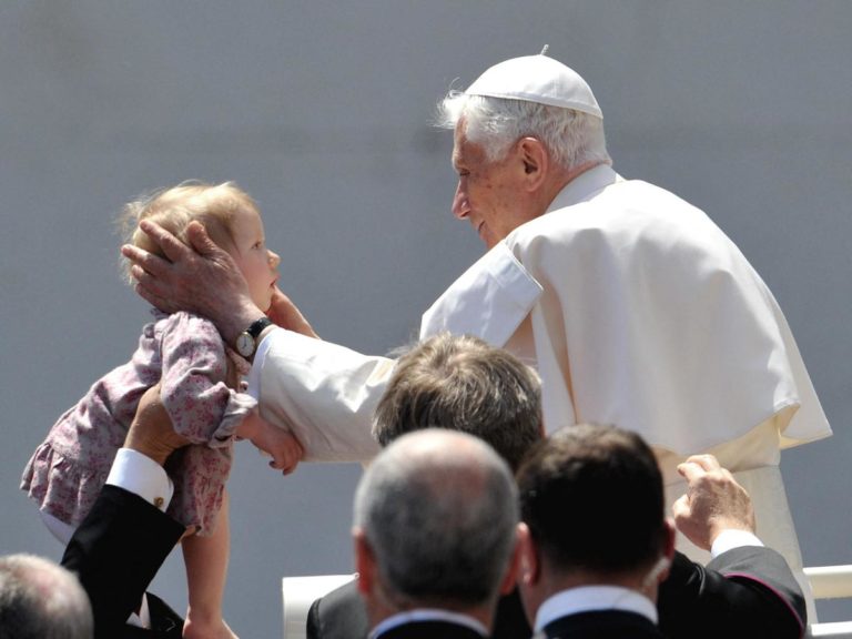 Benedetto XVI, il primo Papa che lottò contro la pedofilia