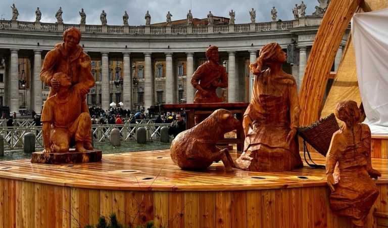 Vaticano: brilla il presepe di Sutrio. C’è un tocco di Pola (foto)