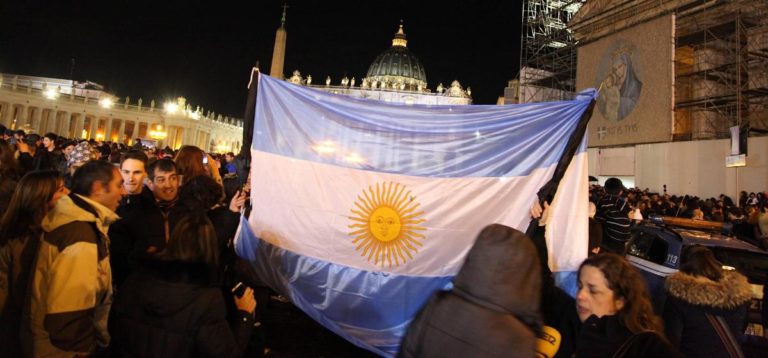Finale Mondiali, Vaticano tifa Argentina e il Papa «guida» la curva
