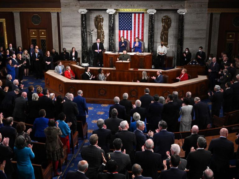 Zelensky al Congresso Usa: “Ucraina è viva, non ci arrenderemo mai”