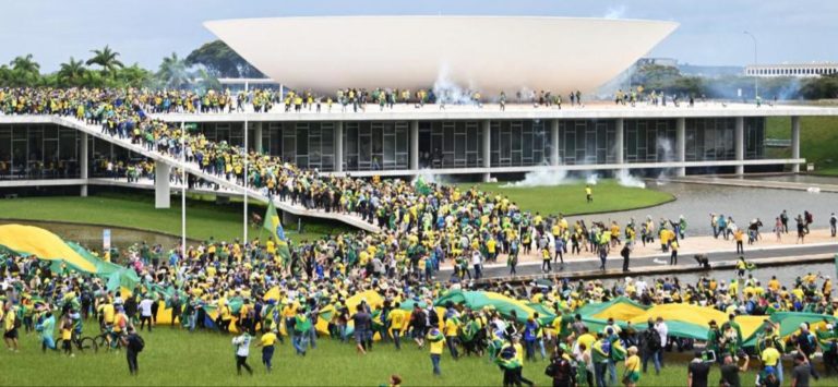 Brasile, assalto al Congresso: supporter Bolsonaro invadono Parlamento