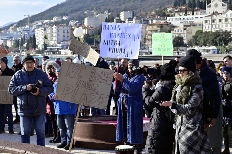 Abbazia. Protesta contro la Legge sul demanio marittimo (foto)