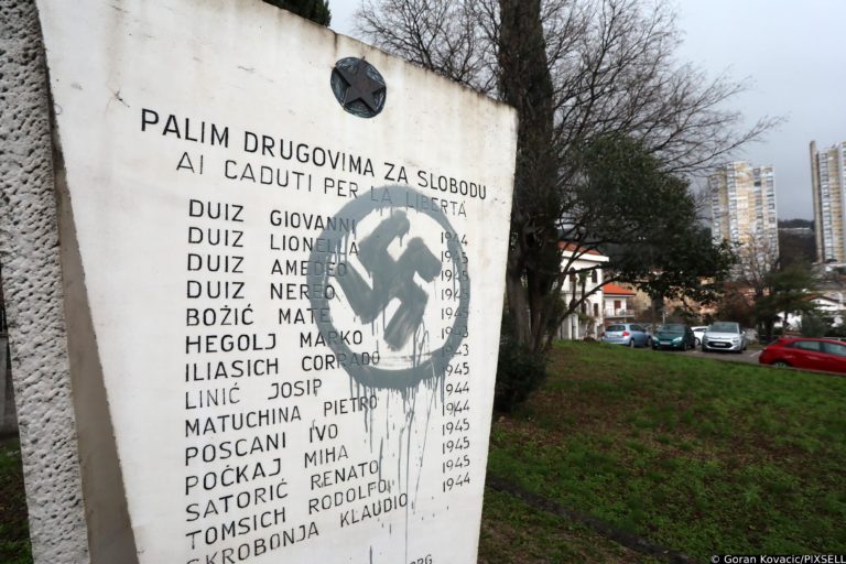 Fiume. Svastica sul monumento bilingue in Montegrappa. Obersnel: «Vergogna»
