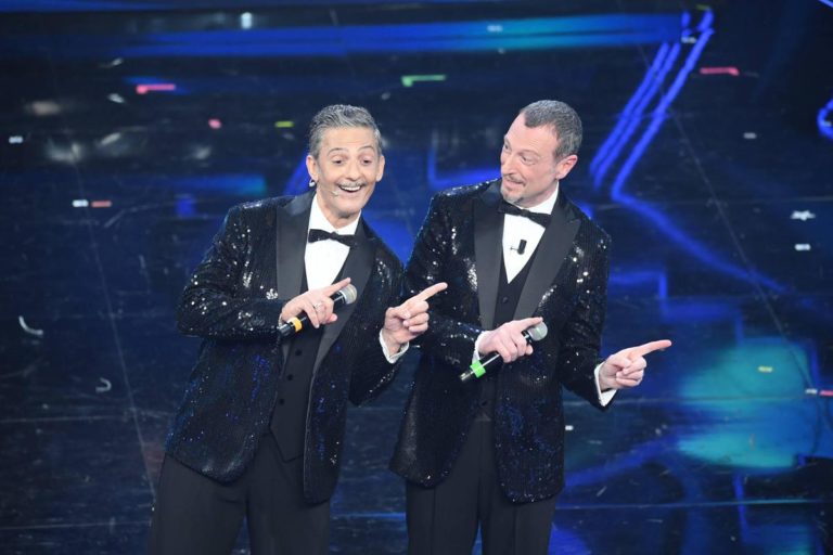 Sanremo 2023, Fiorello e Amadeus «duettano» su indizi co-conduttrici