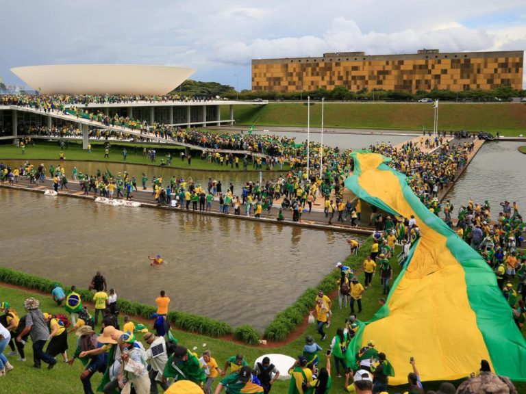 Brasile, Bolsonaro sotto inchiesta per l’assalto alle istituzioni
