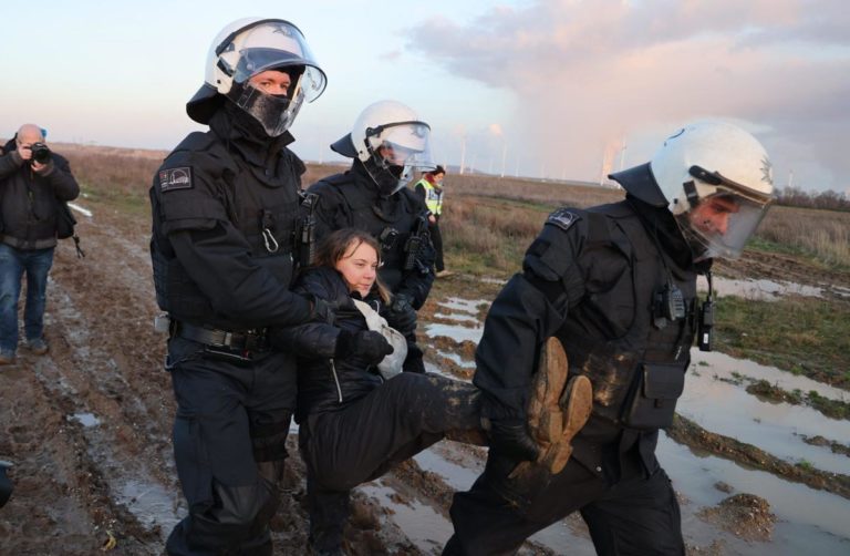 Greta Thunberg su suo arresto: “Proteggere clima non è crimine”