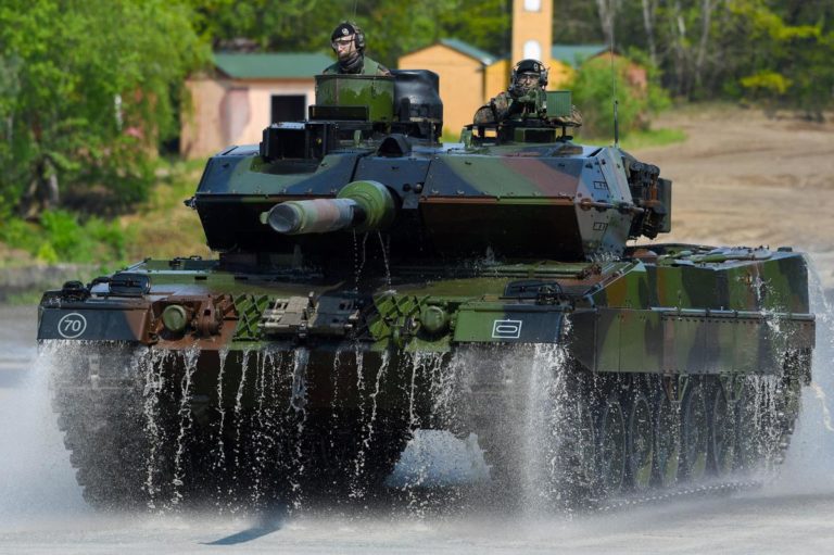 Ucraina, Germania invia 14 tank Leopard. Ira Russia