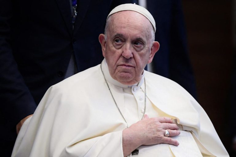 Papa: «Essere omosessuali non è un crimine»