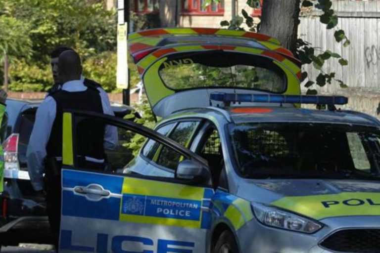 Spari da auto vicino chiesa a Londra, ferite 3 donne e una bambina