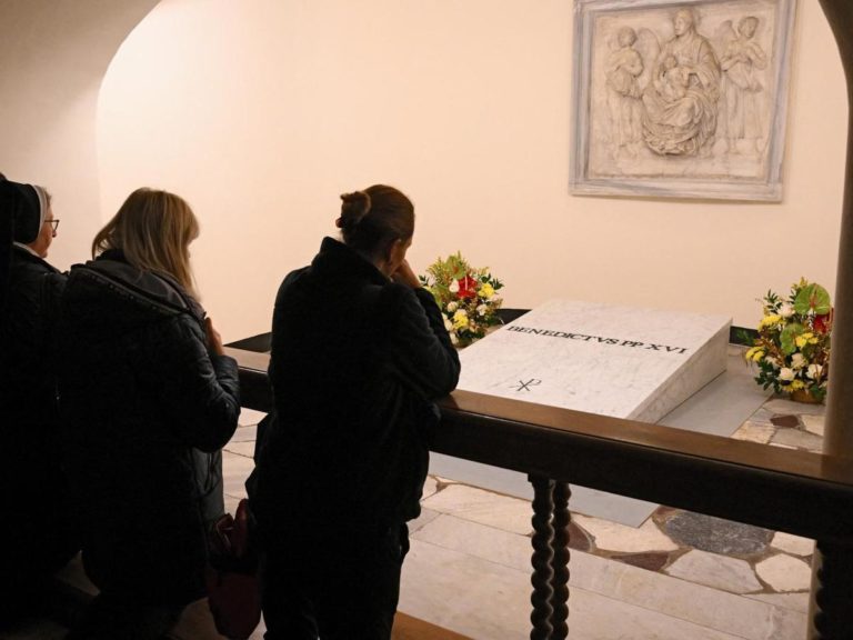 Benedetto XVI, aperte Grotte Vaticane per omaggio fedeli alla tomba