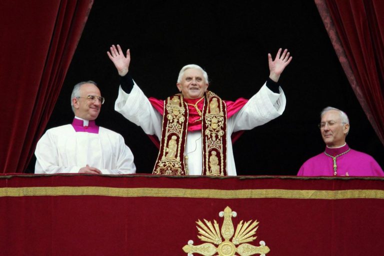Benedetto XVI, dai funerali alla sepoltura: rito adattato per Ratzinger