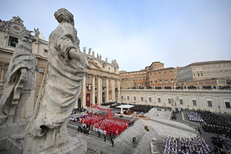 Benedetto XVI, l’applauso della folla al termine dei funerali: “Santo subito”