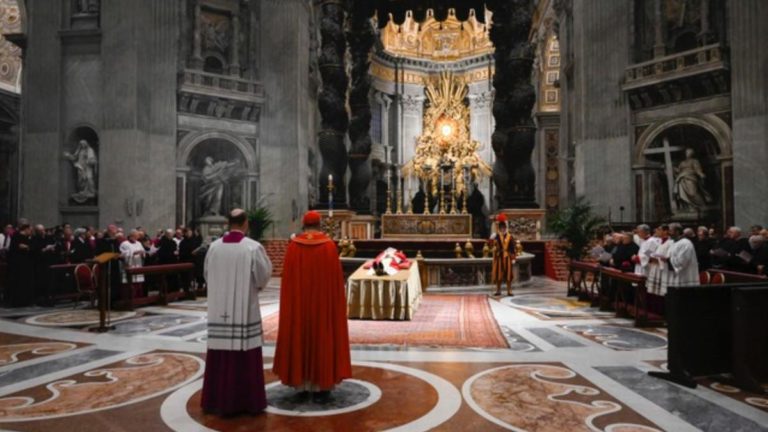 Benedetto XVI, la salma esposta nella Basilica di San Pietro