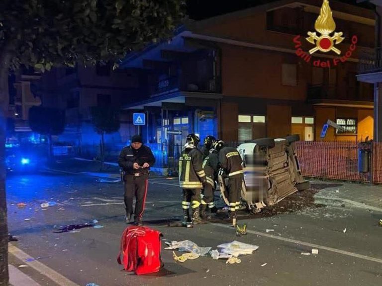 Incidente a Roma, auto si ribalta: morti 5 giovani