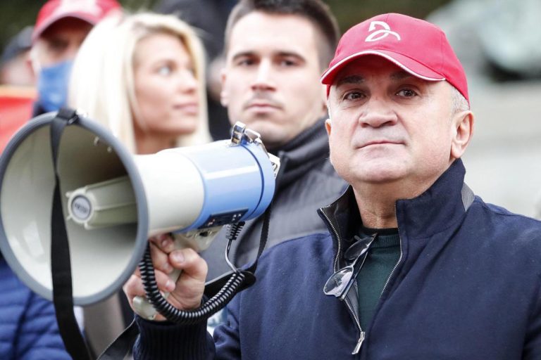Australia, papà Đoković filmato a manifestazione filo-russa