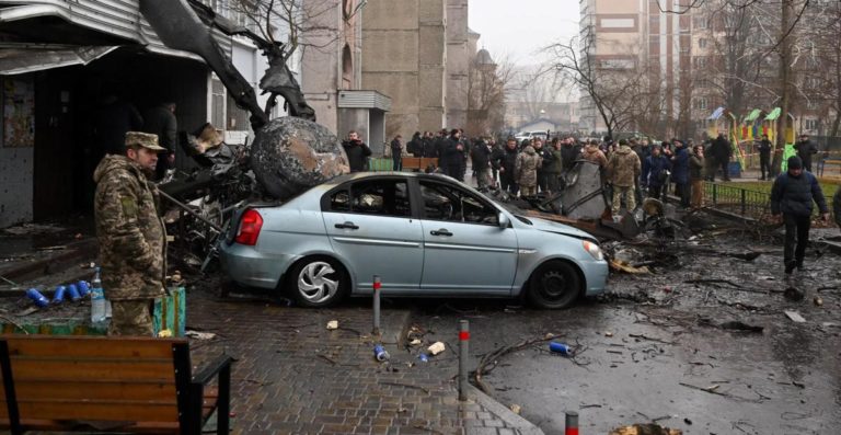 Ucraina, elicottero cade vicino asilo: 18 morti, anche il ministro degli Interni
