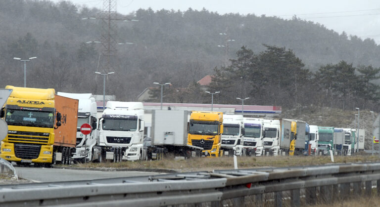 Croazia, maltempo: centinaia di automobilisti intrappolati nella neve