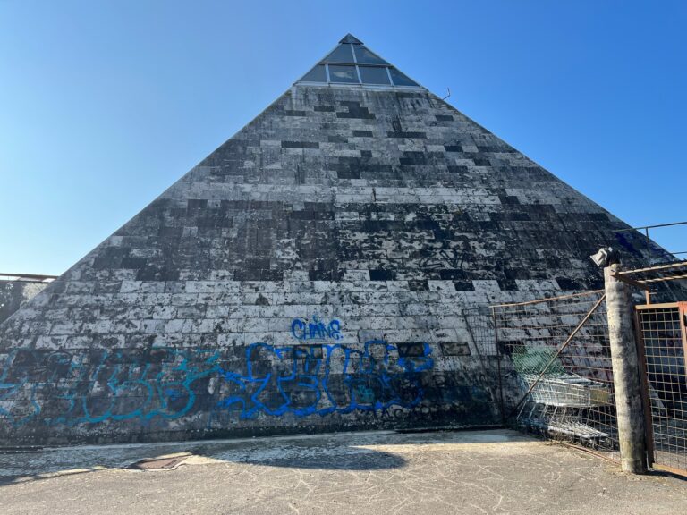 Pola. La Piramide… abbandonata