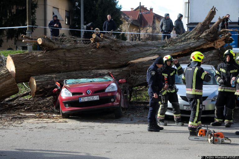 Croazia sferzata dal vento: alberi caduti, auto danneggiate…