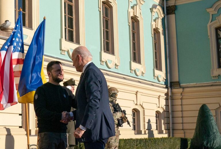 Zelensky e Biden a Kiev: passeggiata mentre scatta allarme aereo – Video