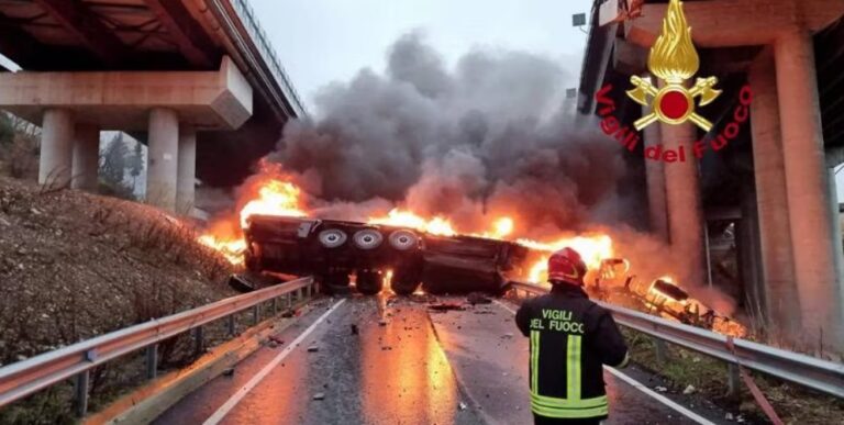 Firenze, camion precipita da viadotto A1: morto conducente