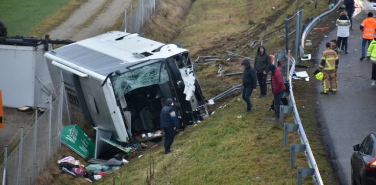 Slovenia, grave incidente in autostrada. Pullman si ribalta: tre morti