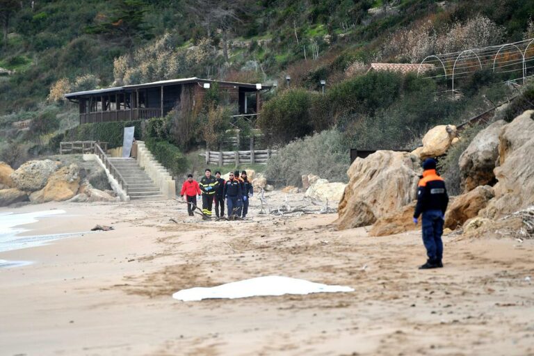 Strage migranti Crotone, trovato un altro corpo: 64 i morti