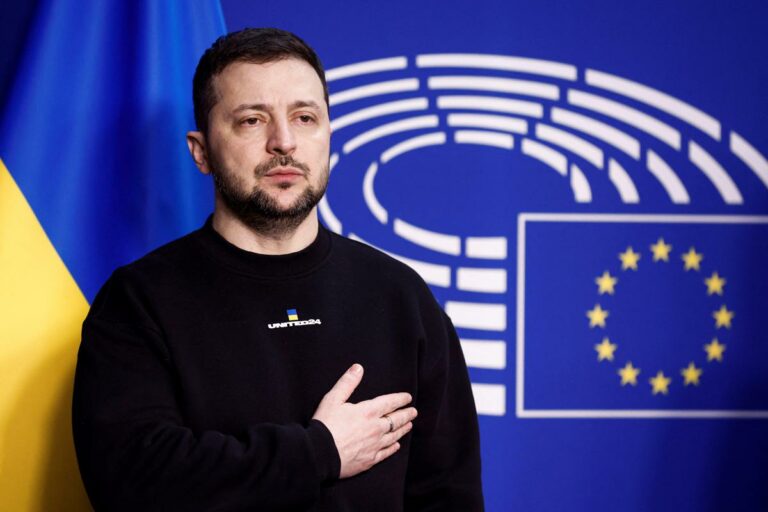 Ucraina, Zelensky a Bruxelles: “Kiev vincerà e sarà membro dell’Ue”