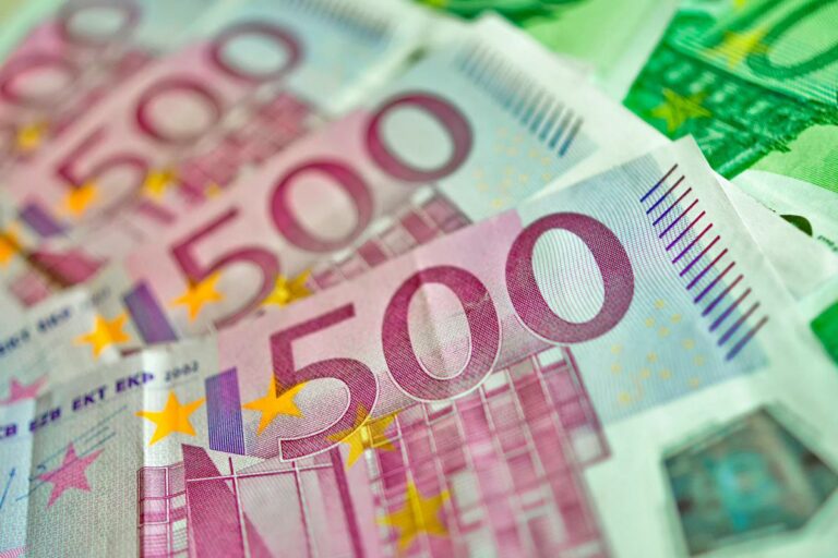 Ue, tassa sugli ultra-ricchi: la richiesta di europarlamentari ed economisti