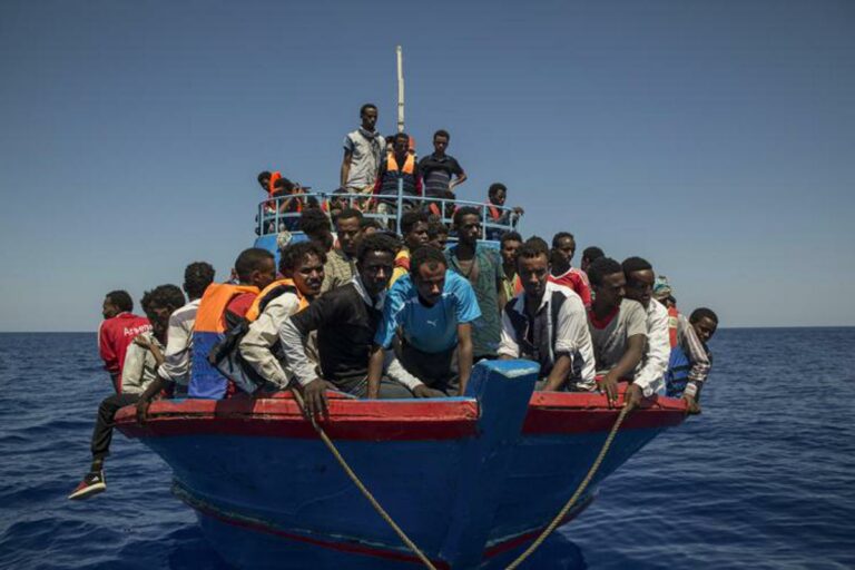 Migranti, Alarm Phone: «Barca alla deriva chiede ancora aiuto a 24 ore dall’allarme»