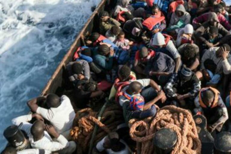 Migranti, affonda barcone al largo della Tunisia: 34 dispersi