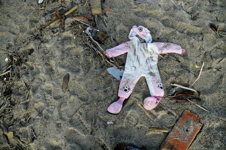Naufragio Crotone, trovato corpo di una bimba di 3 anni: morti salgono a 71