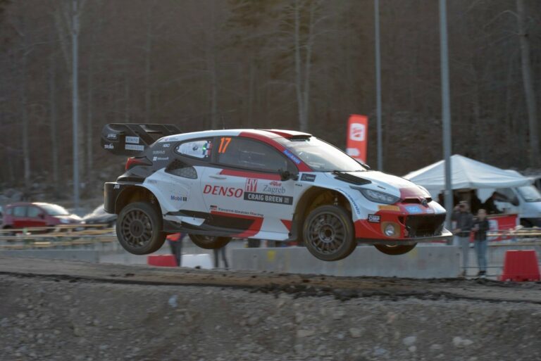 WRC Croatia Rally. Neuville vola fuori strada, Evans guida la classifica (foto)
