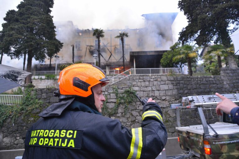 Laurana, l’albergo Miramar inghiottito dalle fiamme (foto)