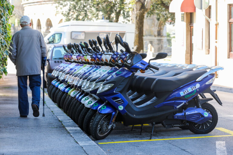 Consegne a domicilio, una flotta di scooter
