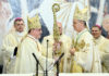 Il cardinale Josip Bozanić porge il Pastorale dell'Arcidiocesi al suo successore, mons. Dražen Kutleša / Fotografia di Marko Lukunic/PIXSELL