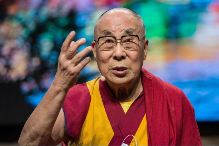 Dalai Lama si scusa per aver chiesto a bambino di “succhiargli lingua”