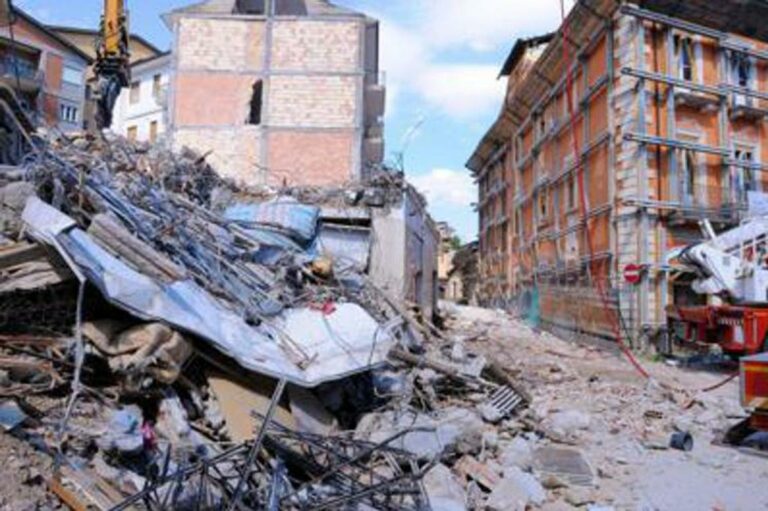 Terremoto L’Aquila, Mattarella: «Rinascita città dovere che chiama in causa tutti»