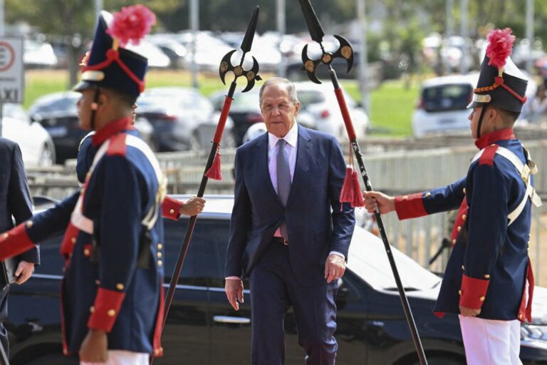 Ucraina, Lavrov: “Russia vuole che guerra finisca il prima possibile”