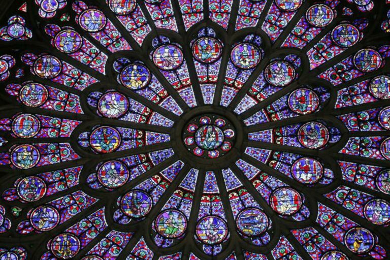 Notre-Dame risorge dall’incendio: entro luglio tornano le vetrate
