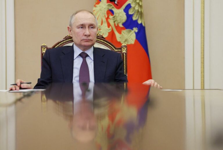 Putin e gli ambasciatori: c’è il Covid, nessun contatto