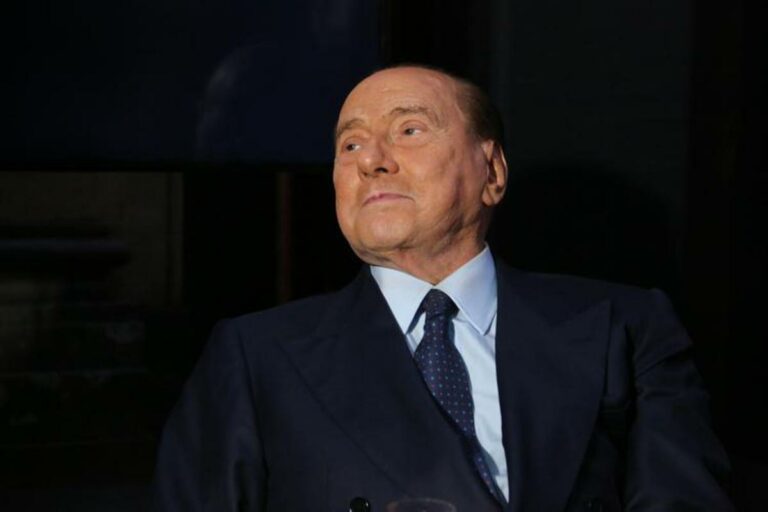 Berlusconi pubblica reddito, resta ‘Paperone’ con 18 milioni ma più povero