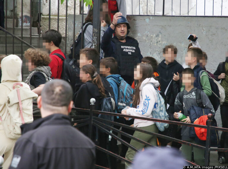 Belgrado. Strage in una scuola: 14.enne uccide 8 alunni